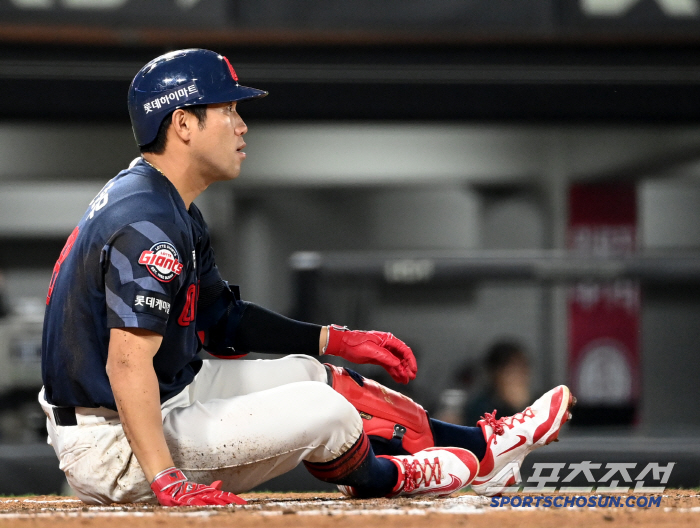 Lotte Captain (Gwangju site) slumped after being hit with a thump and dune by a scary 146km fastball despite still having a nightmare of headshot