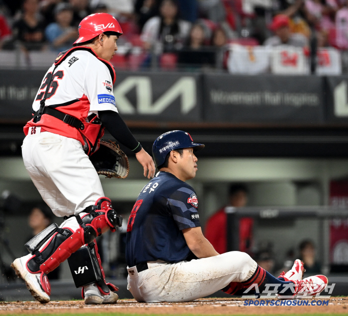 Lotte Captain (Gwangju site) slumped after being hit with a thump and dune by a scary 146km fastball despite still having a nightmare of headshot