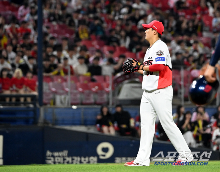Lotte Captain (Gwangju site) slumped after being hit with a thump and dune by a scary 146km fastball despite still having a nightmare of headshot