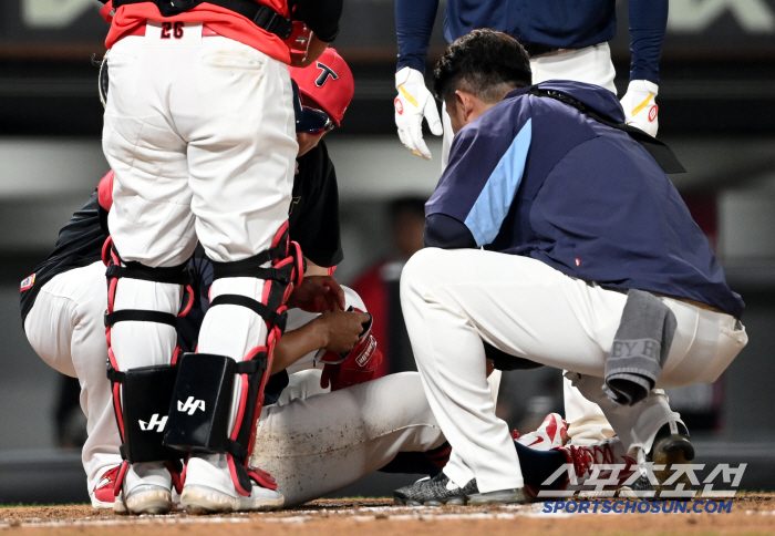 Lotte Captain (Gwangju site) slumped after being hit with a thump and dune by a scary 146km fastball despite still having a nightmare of headshot