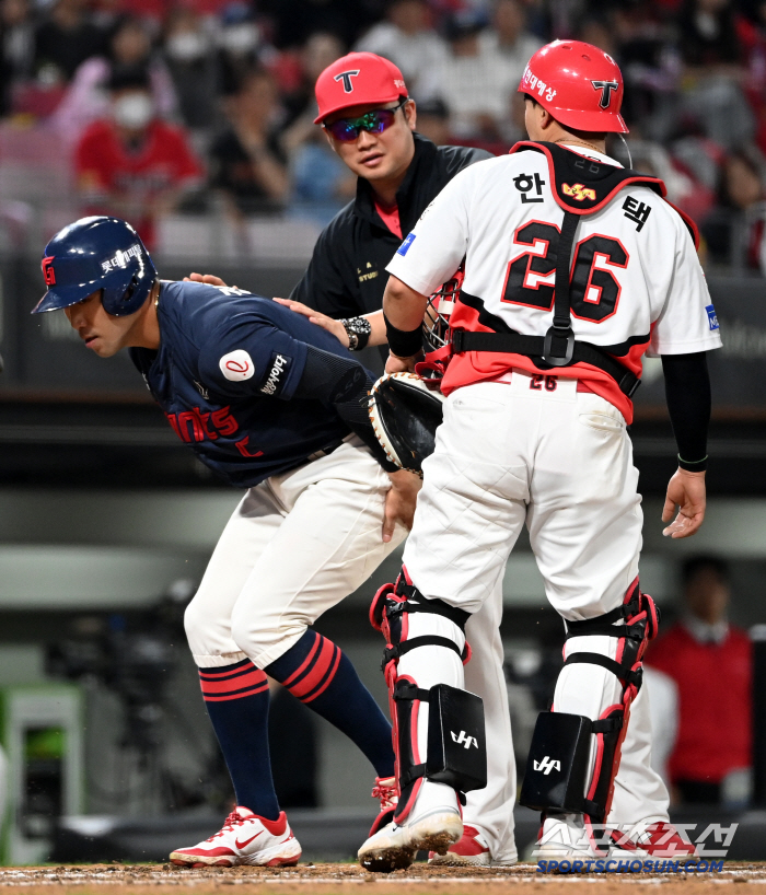Lotte Captain (Gwangju site) slumped after being hit with a thump and dune by a scary 146km fastball despite still having a nightmare of headshot