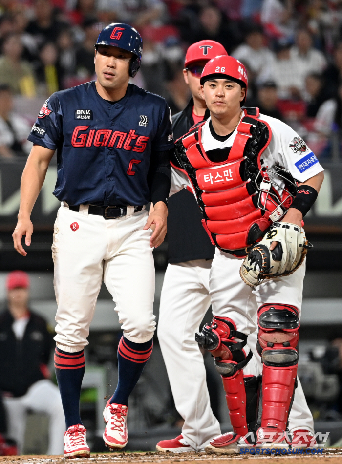 Lotte Captain (Gwangju site) slumped after being hit with a thump and dune by a scary 146km fastball despite still having a nightmare of headshot