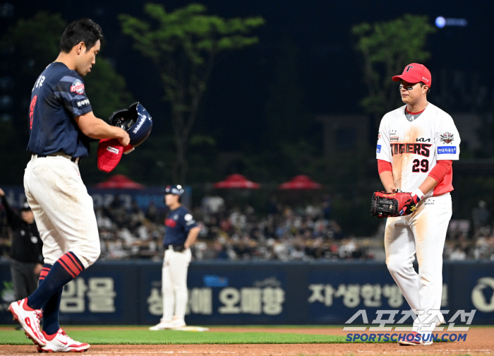 Lotte Captain (Gwangju site) slumped after being hit with a thump and dune by a scary 146km fastball despite still having a nightmare of headshot