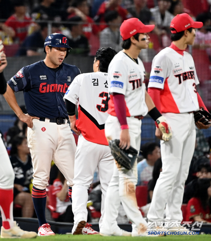 Lotte Captain (Gwangju site) slumped after being hit with a thump and dune by a scary 146km fastball despite still having a nightmare of headshot