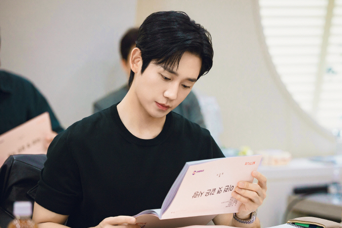 Jung Hae-in, Ha-young to Star in Netflix Rom-Com