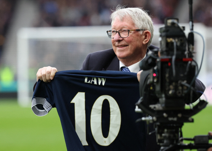 Park Ji-sung's best friend, Evra, is a hot topic of remark. Ferguson, a current coach, will definitely go to prison