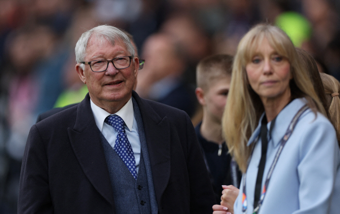 Park Ji-sung's best friend, Evra, is a hot topic of remark. Ferguson, a current coach, will definitely go to prison