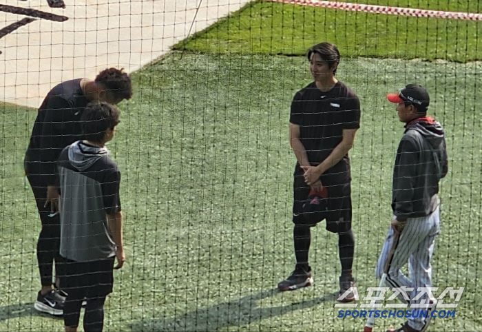 a polite young man who bends his bow politely. Turns out L Dongwon is going perfectly. Will be back at the end of May 