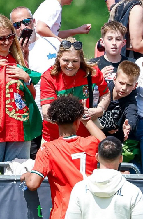 Ronaldo's son who destroyed Japan made an emotional debut in Portugal's U15 national team...Legendary dad is so proud of you. Cheers