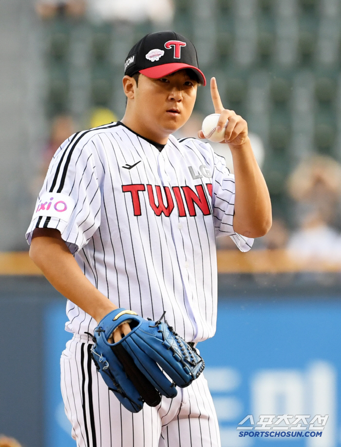 Song Seung-gi's six scoreless innings, 149km to prove that he is the strongest five starting pitchers to catch the first starting pitcher. He won the game by decision against Rosenberg with four runs in five innings of 146 km. I can see three wins