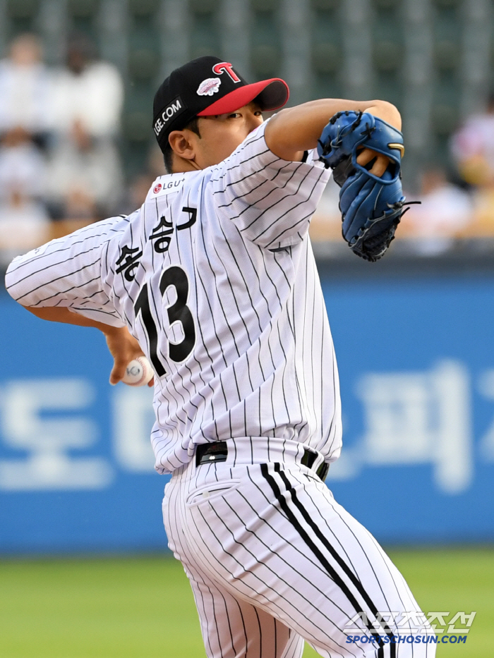 Song Seung-gi's six scoreless innings, 149km to prove that he is the strongest five starting pitchers to catch the first starting pitcher. He won the game by decision against Rosenberg with four runs in five innings of 146 km. I can see three wins