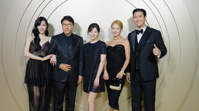 Lee Soo-man, Sunny Reunite on Red Carpet for K-Pop Doc Premiere