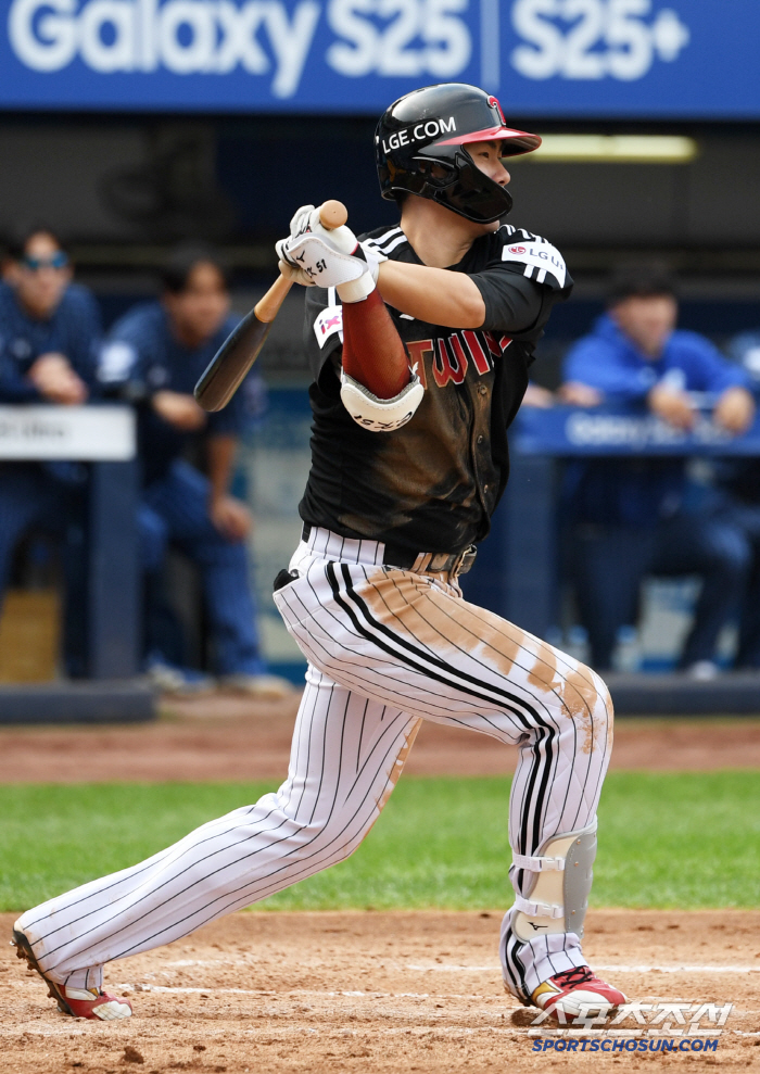 Whether LG's batting lineup without the on-base king will become a reality or not, it will collide with teammates, shock and fear of left knee injuries