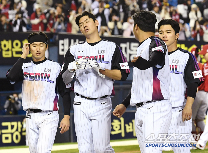 Whether LG's batting lineup without the on-base king will become a reality or not, it will collide with teammates, shock and fear of left knee injuries