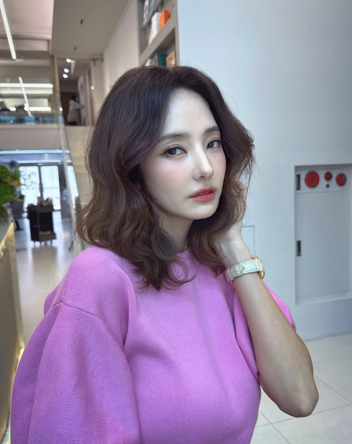 Wow, she's not old..44-year-old Han Chaeyoung's beauty makes Kim Sook surprise. Can she do this?