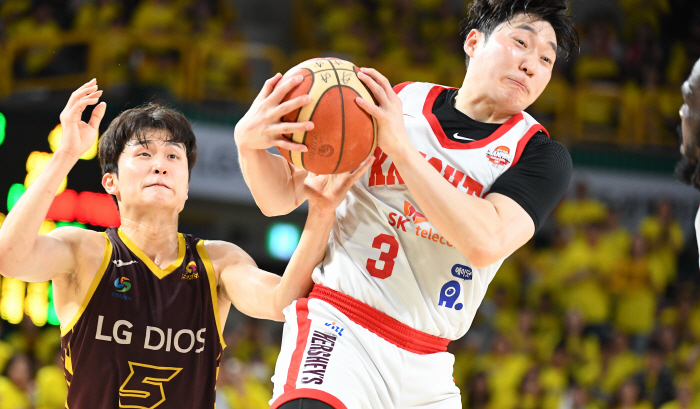 After three consecutive losses, the series of three consecutive wins is at the origin of Seoul SK's crazy background...Game 7 sold out, no matter who wins, it becomes KBL history
