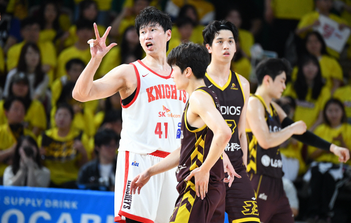After three consecutive losses, the series of three consecutive wins is at the origin of Seoul SK's crazy background...Game 7 sold out, no matter who wins, it becomes KBL history