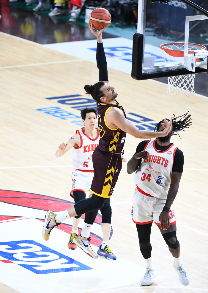 After three consecutive losses, the series of three consecutive wins is at the origin of Seoul SK's crazy background...Game 7 sold out, no matter who wins, it becomes KBL history
