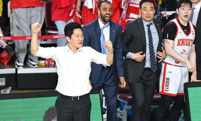 After three consecutive losses, the series of three consecutive wins is at the origin of Seoul SK's crazy background...Game 7 sold out, no matter who wins, it becomes KBL history