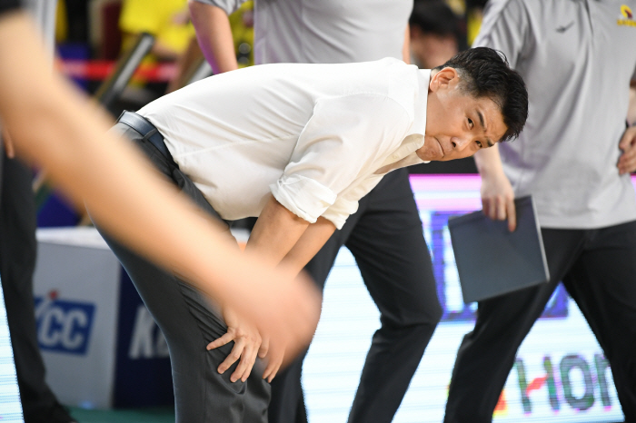 After three consecutive losses, the series of three consecutive wins is at the origin of Seoul SK's crazy background...Game 7 sold out, no matter who wins, it becomes KBL history