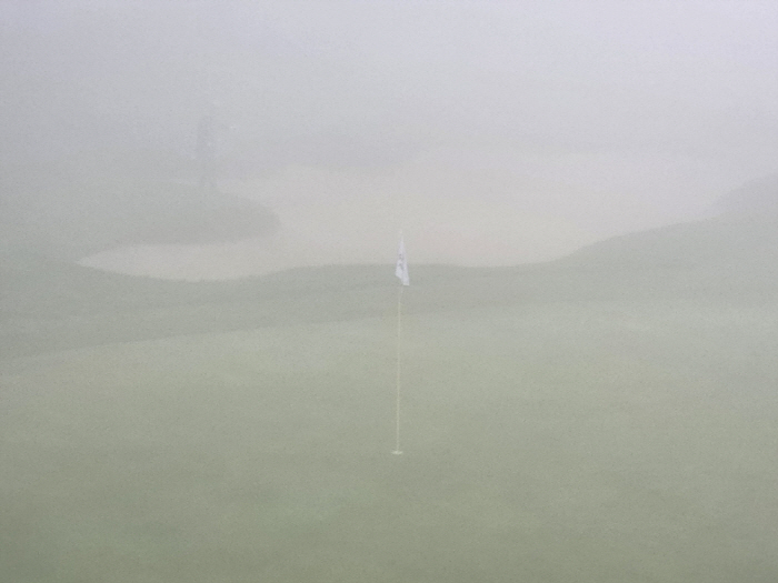 Fog that hasn't cleared up in less than 20 meters of visibility → Cancellation on the first day, sighing at the forecast of rain lightning tomorrow, inevitably reducing the competition 
