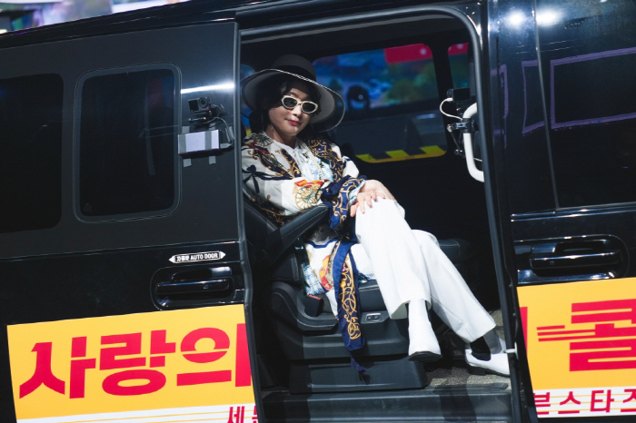 I can't believe she's such a pretty rich lady..Kim Yongbin, you're wearing a surprise outfit because