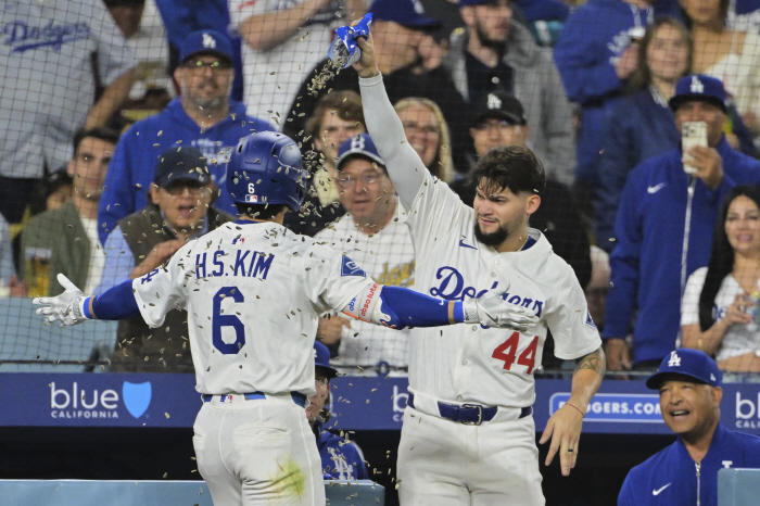 Infield hit → ML's first home run, a multi-hit show in front of Kim Hye-sung's home fans! Tie shot → pinch hitter Rojas reverse hit LAD 93 ATH