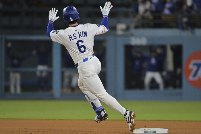 Infield hit → ML's first home run, a multi-hit show in front of Kim Hye-sung's home fans! Tie shot → pinch hitter Rojas reverse hit LAD 93 ATH