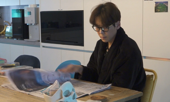 Kai's view of the world in the interior...Flower-patterned pajamas in an all-black bedroom (Na Hon San)