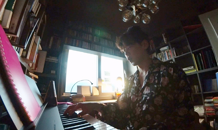Kai's view of the world in the interior...Flower-patterned pajamas in an all-black bedroom (Na Hon San)