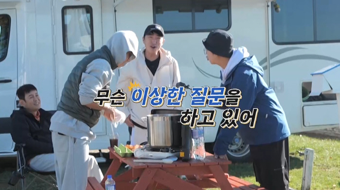 Kim Ji-min ♥ Kim Jun-ho is confused by the advice of the newlyweds..You have to say it's delicious. Then do you keep eating it?(Solo tour 3)