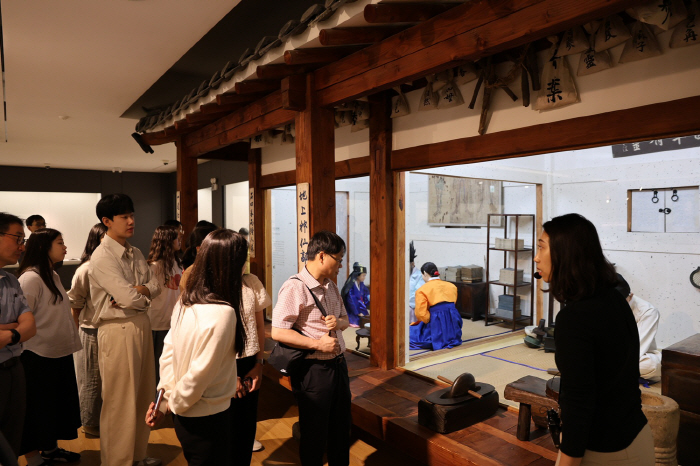 Korea Pharmaceutical Bio Association Holds Open House for Pharmaceutical Bio...About 40 officials from the government and related organizations and the Korean-German Medical Museum will visit
