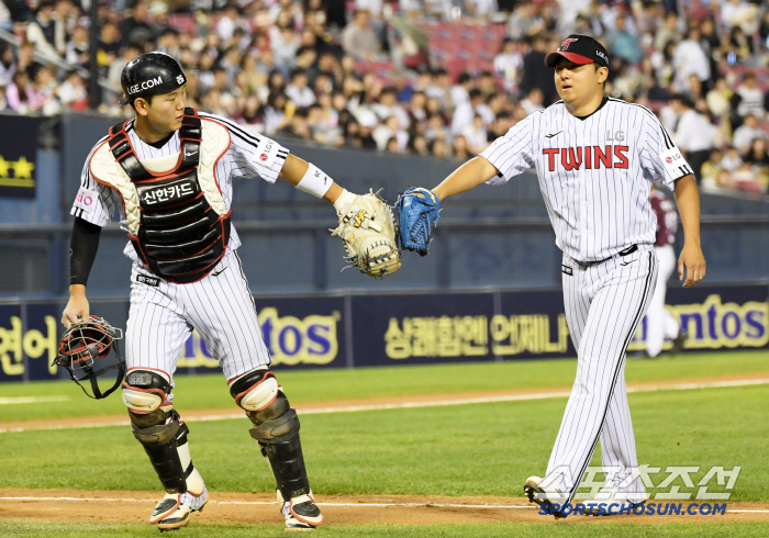 Logan →TWICE → Colerbin → Rosenberg. The 5th starter who faced the foreign ace for the fourth consecutive time. 108 pitches and six scoreless innings. Team 1st place. This is the best rookie award.