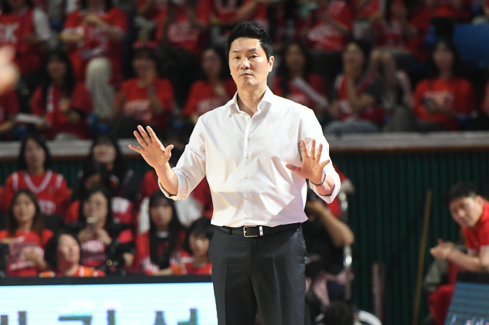  Director Cho Sang-hyun is the last one. Let's do it without any regrets! vs. Coach Jeon Hee-chul's biggest thing is to keep his mind together