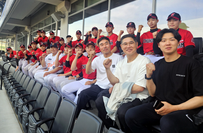 Ryu Hyun-jin Foundation partnered with Shinhan Bank to foster youth...a big donation of 50 million won