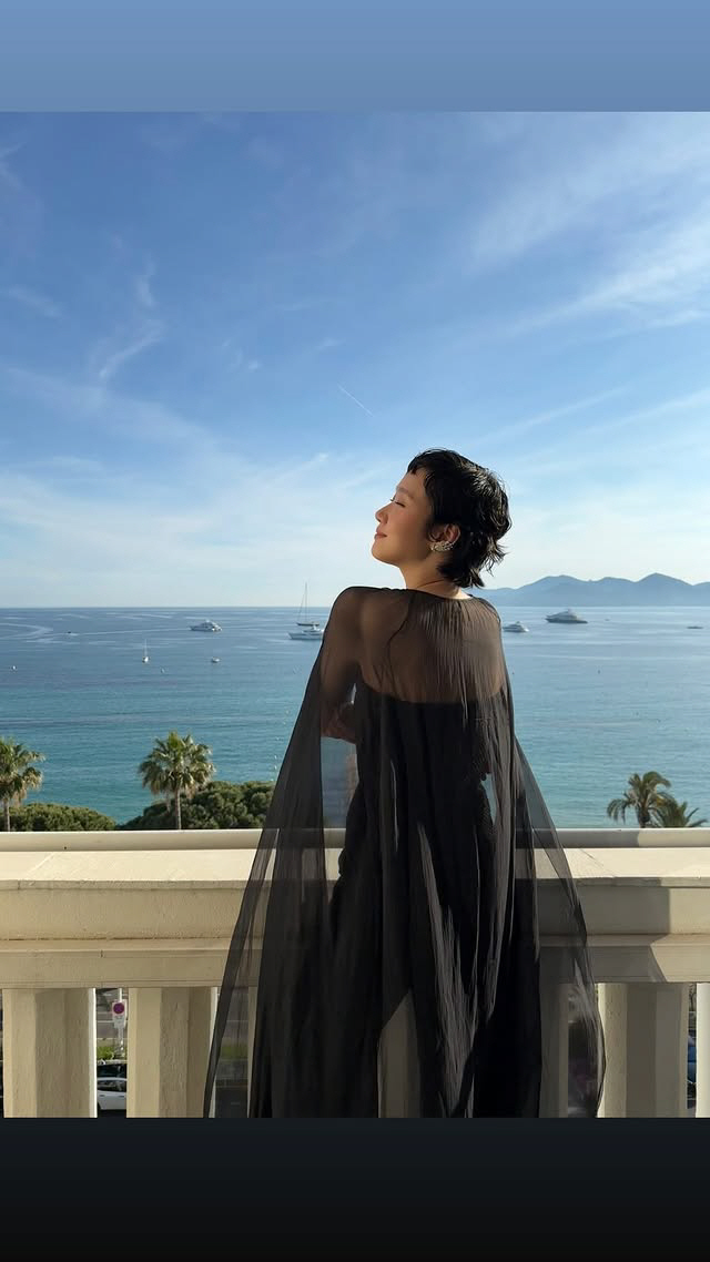  Kim Go-eun reveals what the Cannes Film Festival is like...Black see-through figure shining under the sun