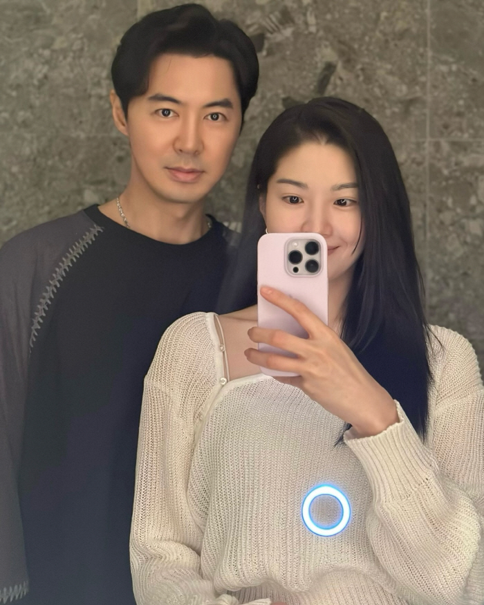  'Move forward to the camera'. Forward, ♥ RYU SEOWOOK and friendly mirror shot