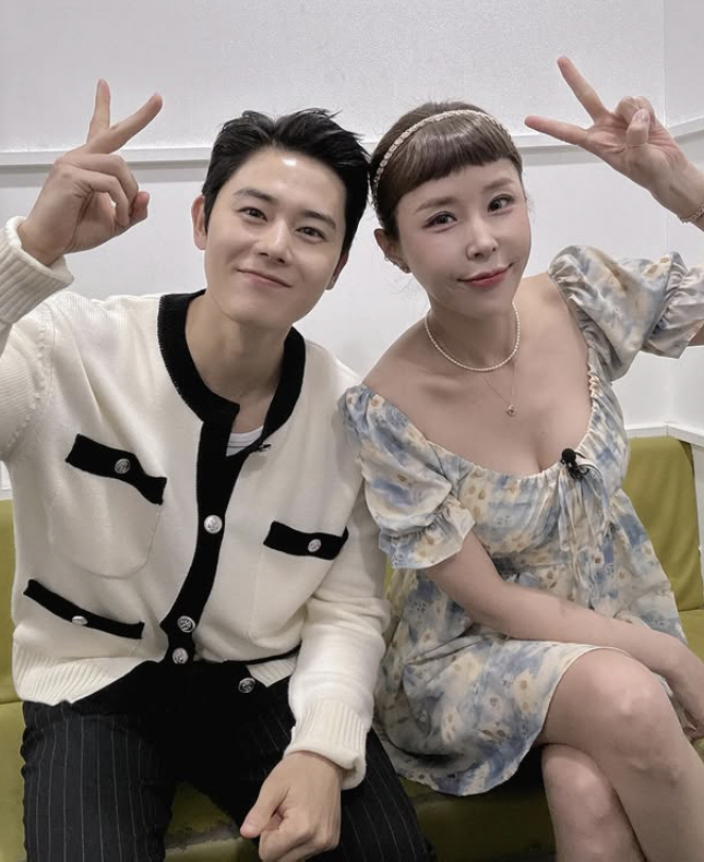 A selfie with Kim Dong-joon with a different face..The chemistry between the good guys and the good guys