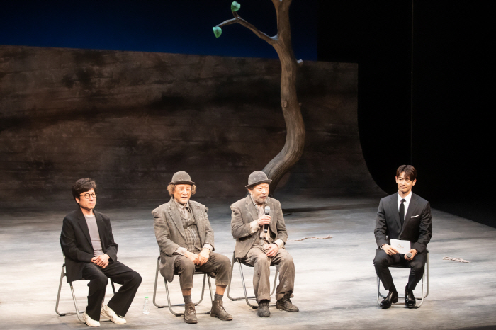 A special donation performance waiting for the old and new Park Geun-hyung plays..I hope you become the seed of a young play