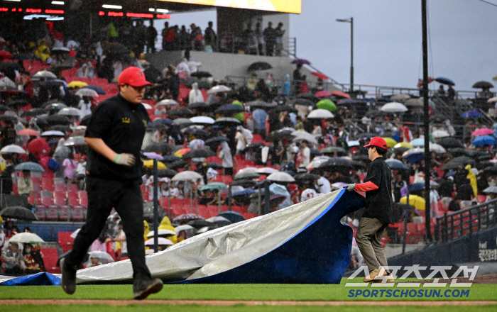 The sudden downpour stopped the Gwangju Lotte KIA match in a surprise rain, and the tarp was collected in 10 minutes 