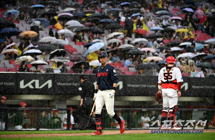 The sudden downpour stopped the Gwangju Lotte KIA match in a surprise rain, and the tarp was collected in 10 minutes 