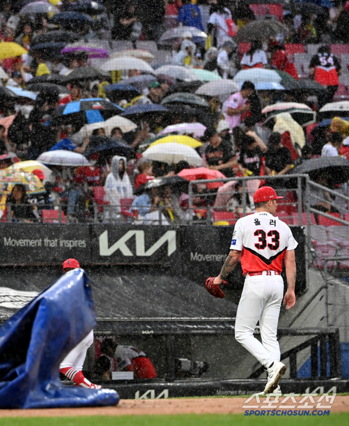 The sudden downpour stopped the Gwangju Lotte KIA match in a surprise rain, and the tarp was collected in 10 minutes 