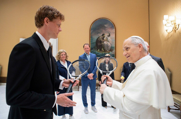 Tennis mania Pope Leo XIV meets world No. 1 Cinner in men's tennis with a big smile