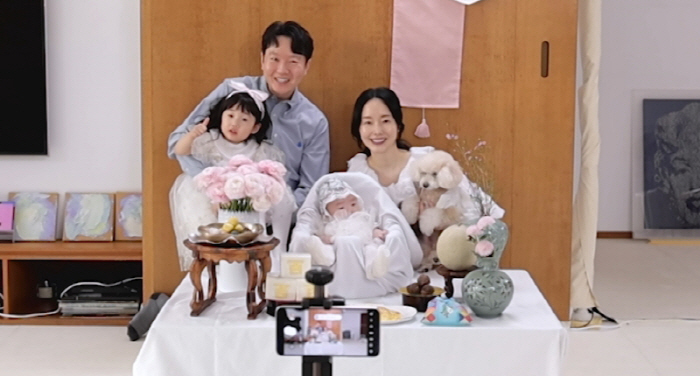 19.4 billion building owner Lee Jung-hyun reveals family photo for his second daughter's 100th day (Pyeon Restaurant)