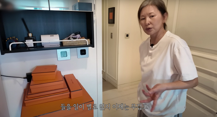 65-year-old Lee Mi-sook and Hermes are full of luxury goods..I'm carrying an eco bag