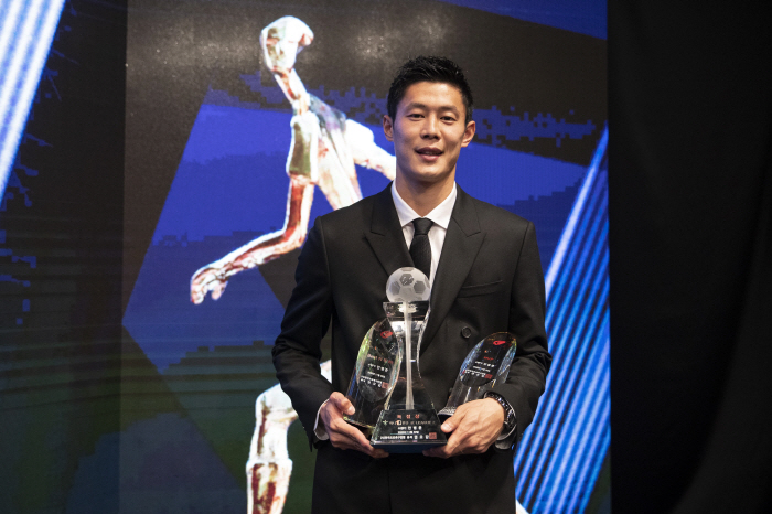 Ahn Byung-joon, Suwon FC's promotion main role, will hold a retirement ceremony at home against Daejeon on the 18th...a meaningful celebration with one's son