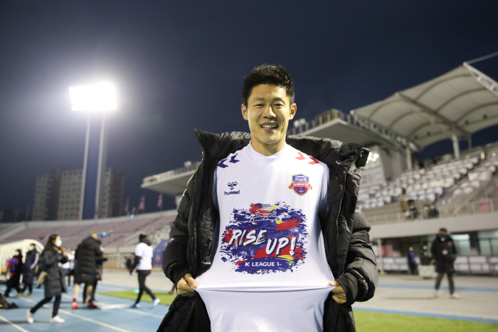 Ahn Byung-joon, Suwon FC's promotion main role, will hold a retirement ceremony at home against Daejeon on the 18th...a meaningful celebration with one's son
