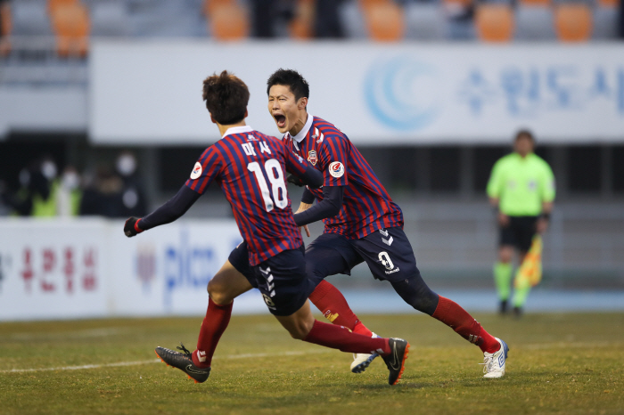 Ahn Byung-joon, Suwon FC's promotion main role, will hold a retirement ceremony at home against Daejeon on the 18th...a meaningful celebration with one's son