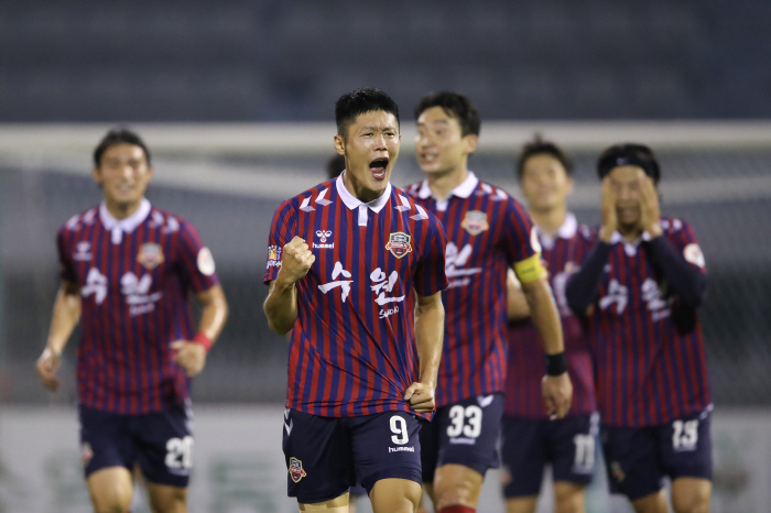 Ahn Byung-joon, Suwon FC's promotion main role, will hold a retirement ceremony at home against Daejeon on the 18th...a meaningful celebration with one's son