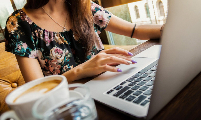 AI Chatbot cheating on her husband who saw the picture of the coffee cup...an absurdity at the notice of divorce